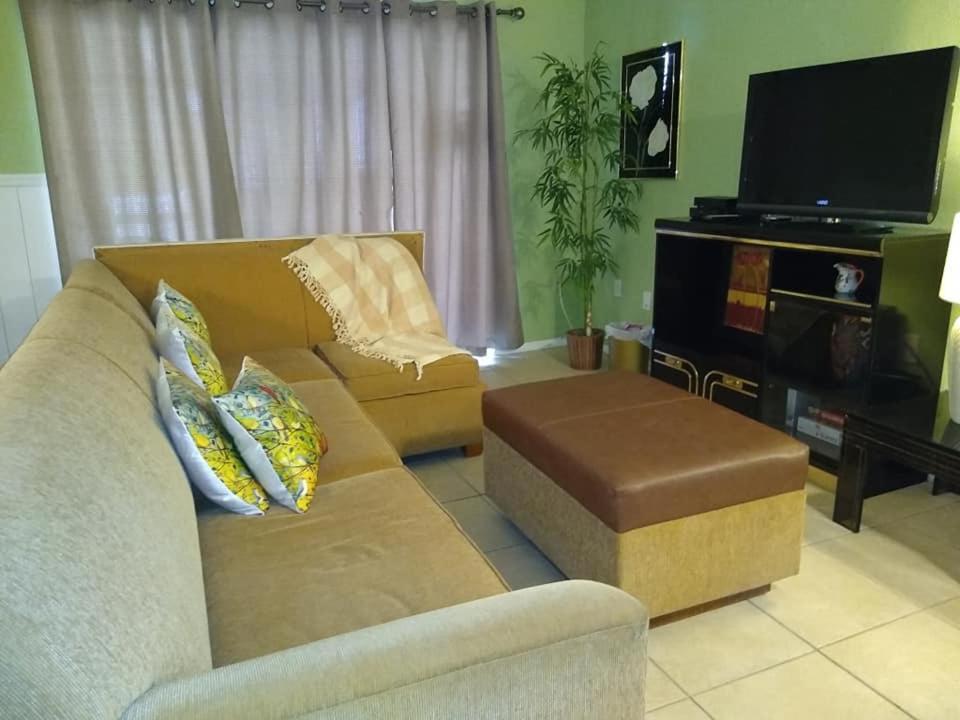 Affordable Two Bedroom Tropical Condo - Private Beach, Pools, Hot Tub Sankt Petersburg Exterior foto