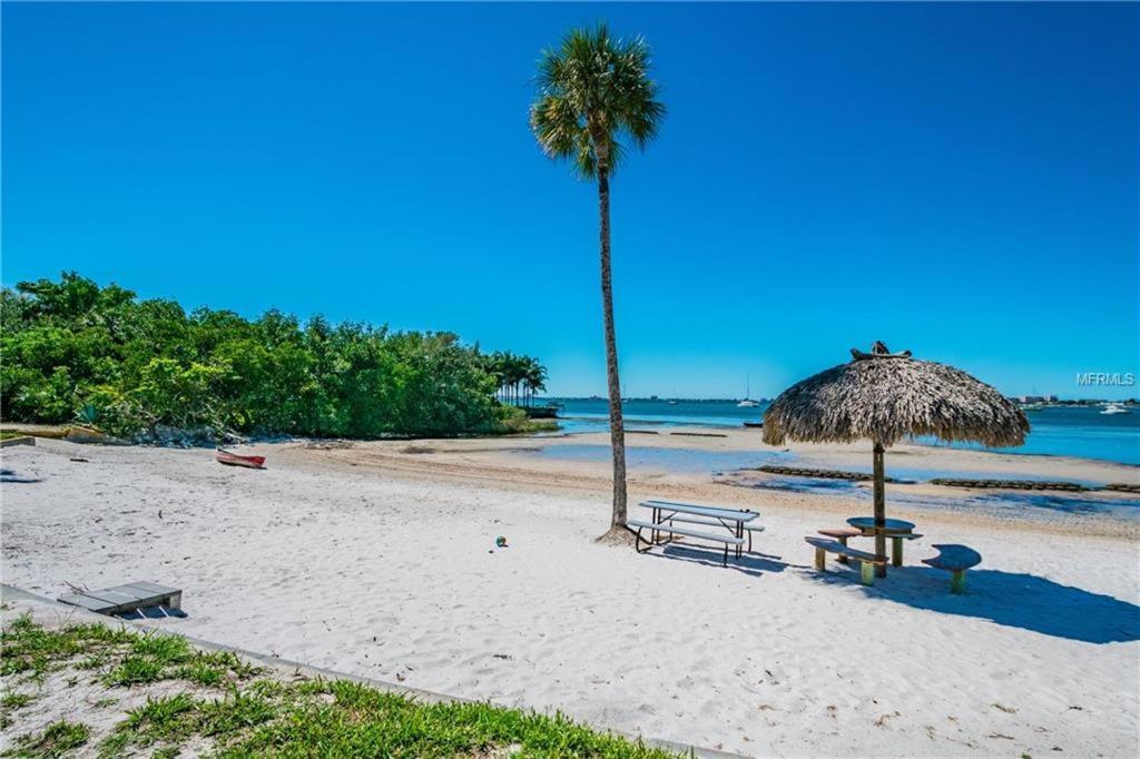 Affordable Two Bedroom Tropical Condo - Private Beach, Pools, Hot Tub Sankt Petersburg Exterior foto