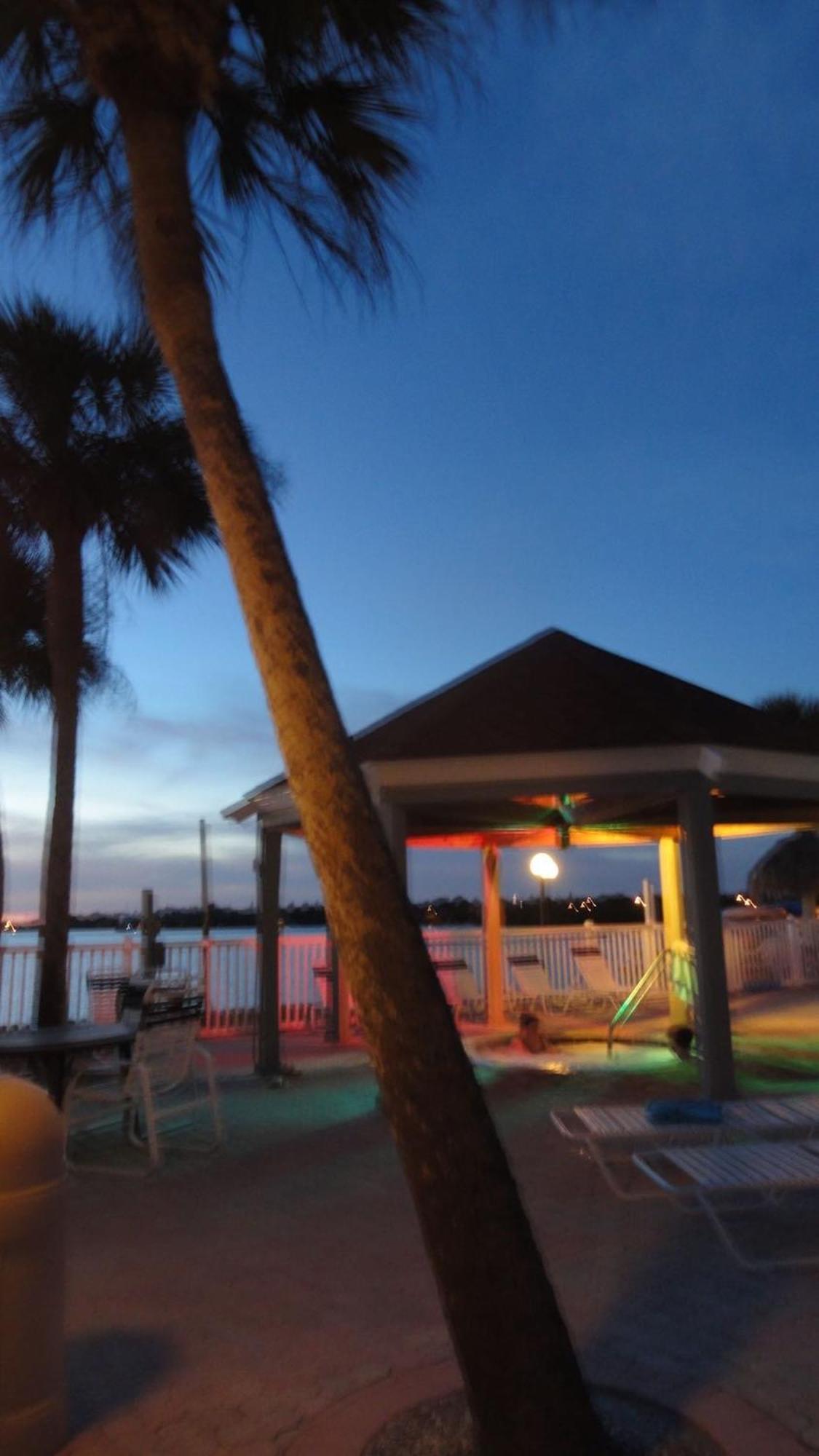 Affordable Two Bedroom Tropical Condo - Private Beach, Pools, Hot Tub Sankt Petersburg Exterior foto