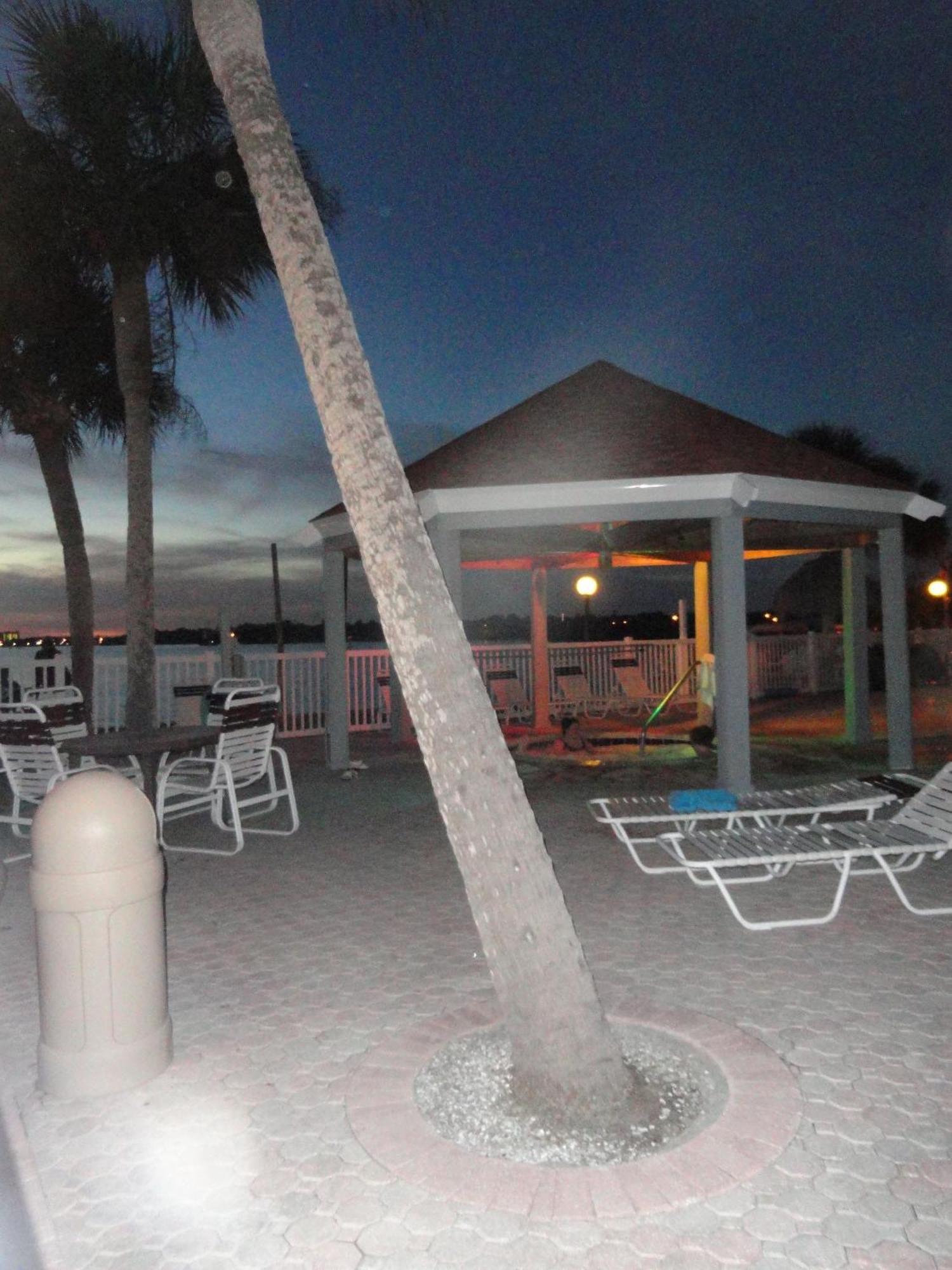 Affordable Two Bedroom Tropical Condo - Private Beach, Pools, Hot Tub Sankt Petersburg Exterior foto