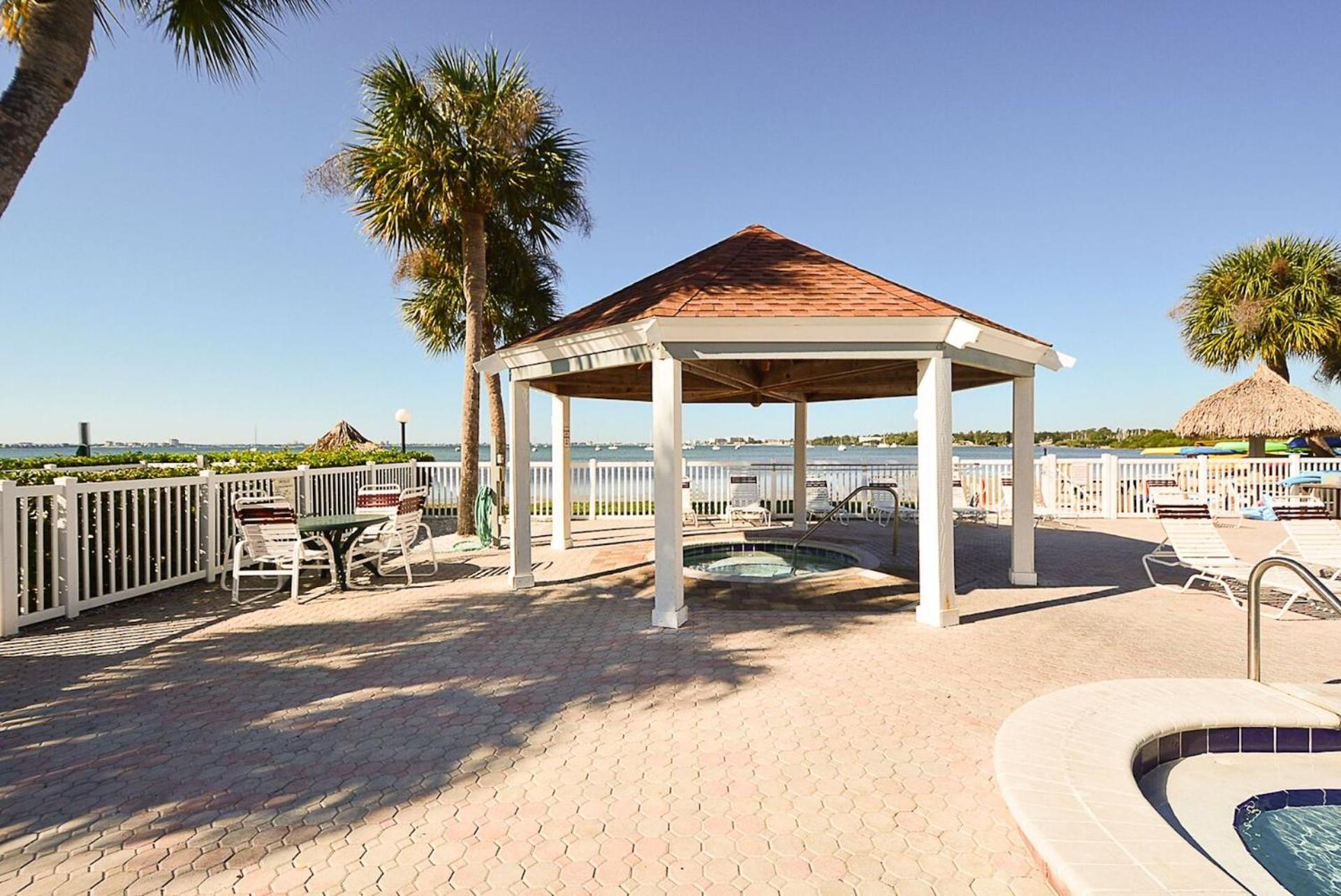 Affordable Two Bedroom Tropical Condo - Private Beach, Pools, Hot Tub Sankt Petersburg Exterior foto