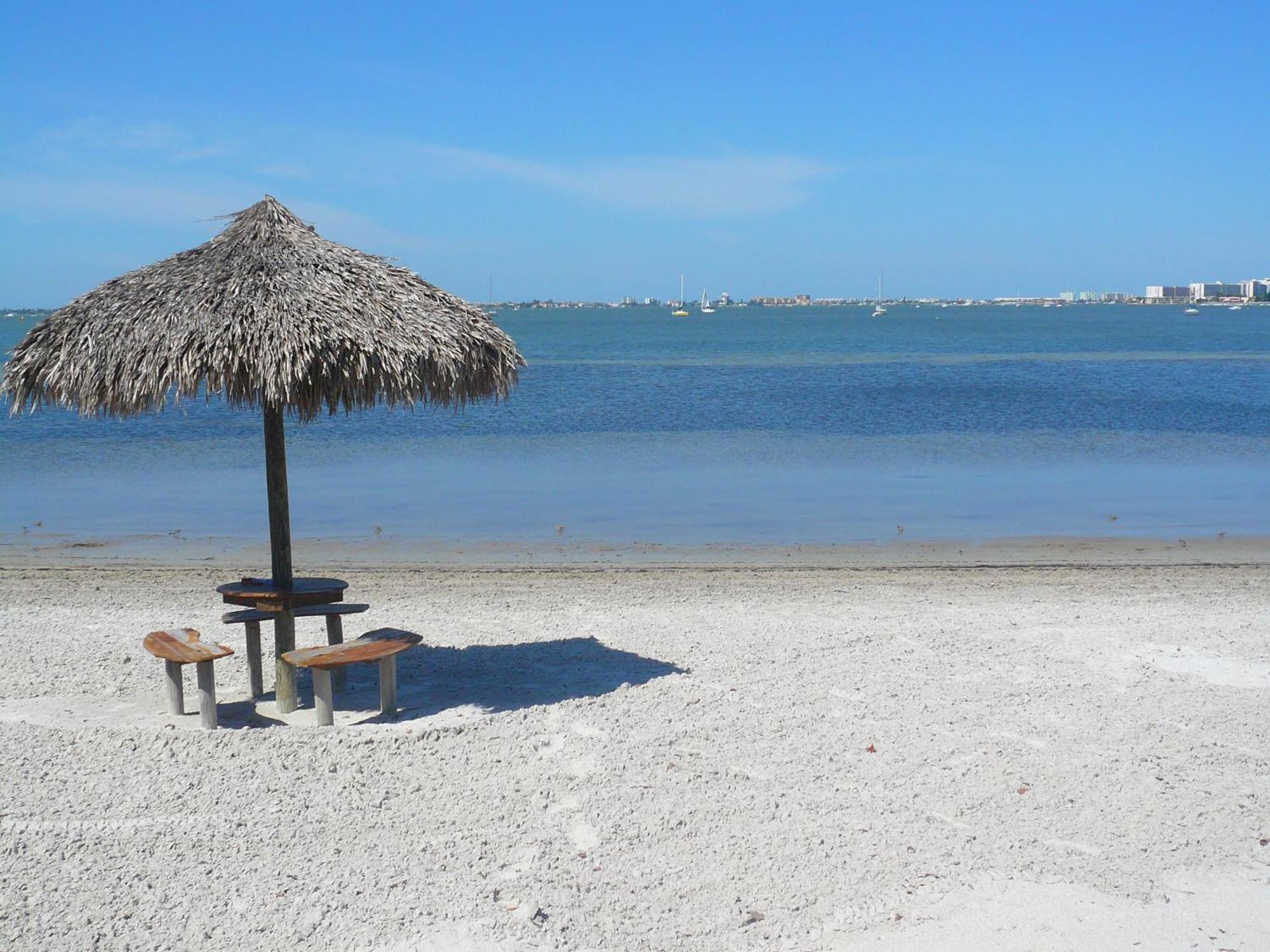 Affordable Two Bedroom Tropical Condo - Private Beach, Pools, Hot Tub Sankt Petersburg Exterior foto