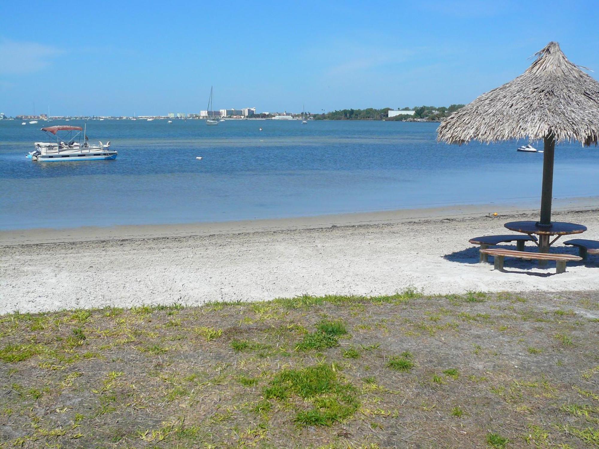 Affordable Two Bedroom Tropical Condo - Private Beach, Pools, Hot Tub Sankt Petersburg Exterior foto