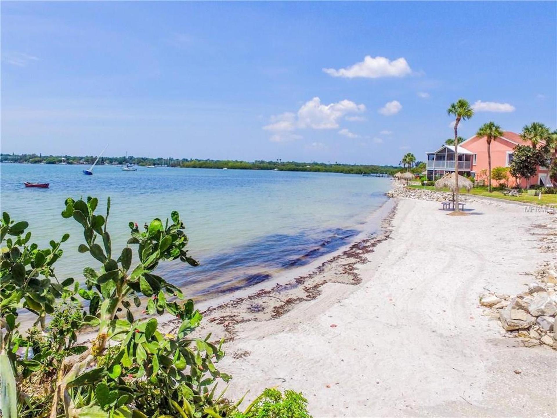 Affordable Two Bedroom Tropical Condo - Private Beach, Pools, Hot Tub Sankt Petersburg Exterior foto