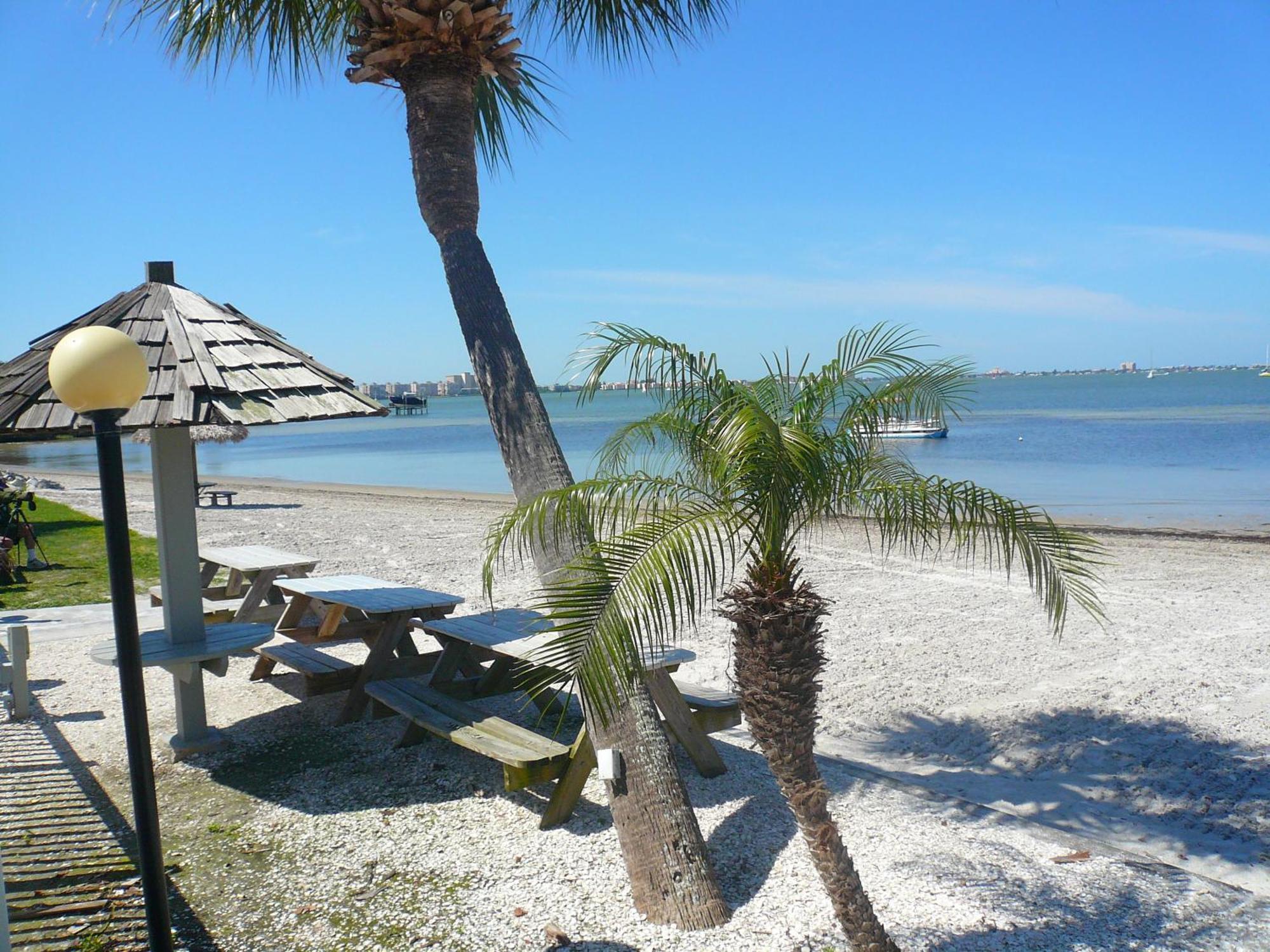 Affordable Two Bedroom Tropical Condo - Private Beach, Pools, Hot Tub Sankt Petersburg Exterior foto