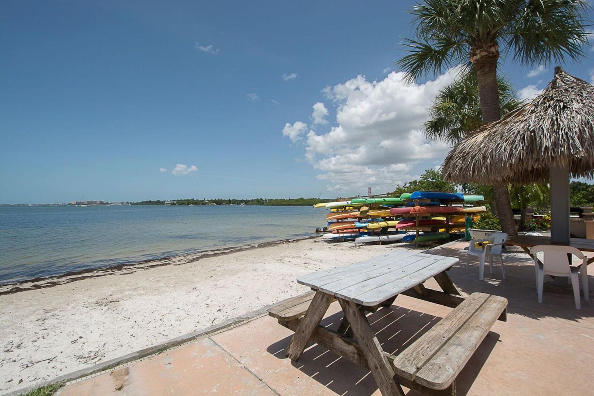 Affordable Two Bedroom Tropical Condo - Private Beach, Pools, Hot Tub Sankt Petersburg Exterior foto