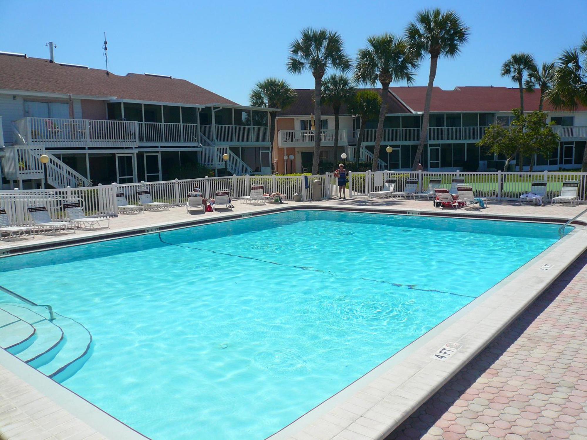 Affordable Two Bedroom Tropical Condo - Private Beach, Pools, Hot Tub Sankt Petersburg Exterior foto