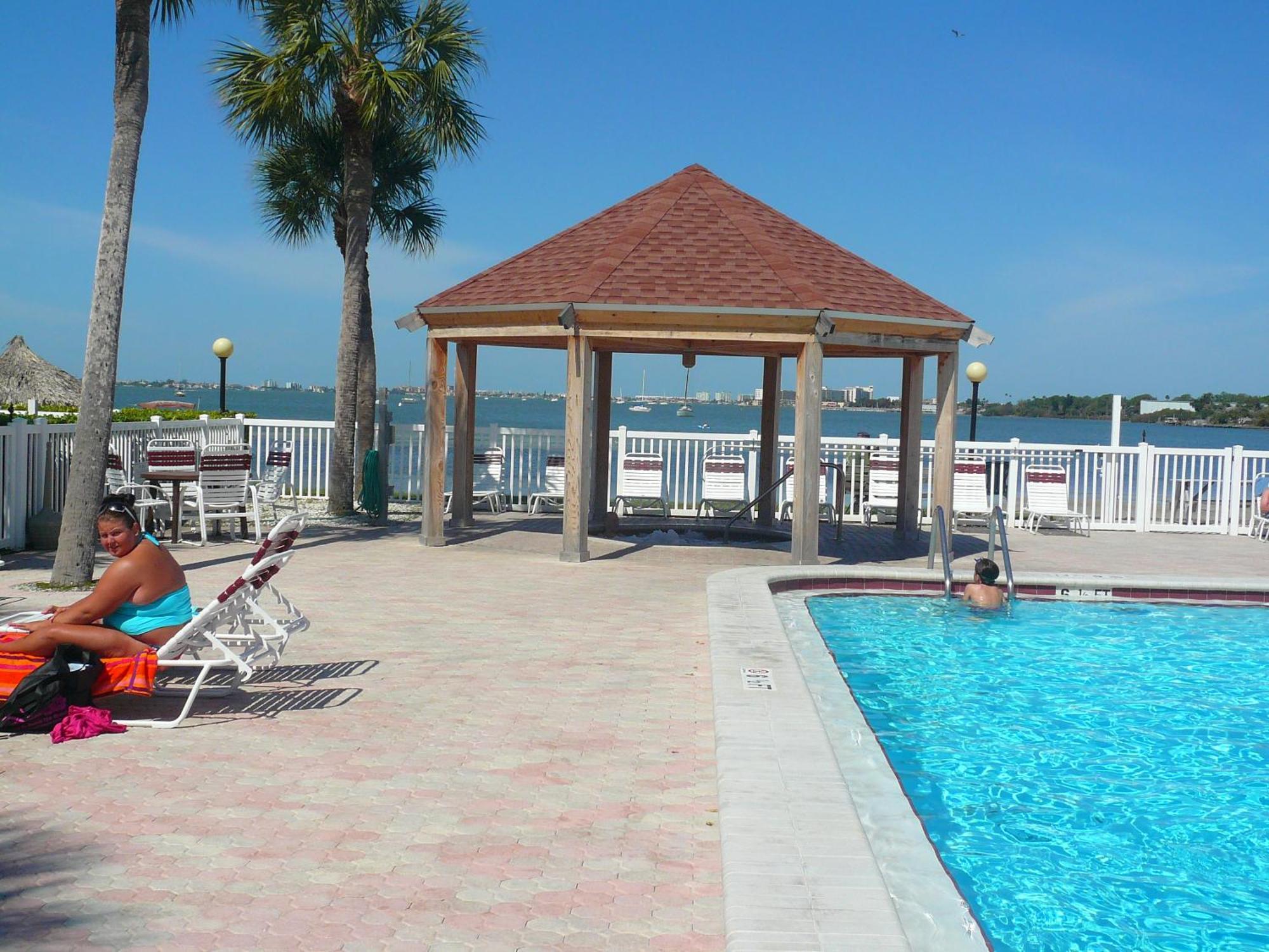 Affordable Two Bedroom Tropical Condo - Private Beach, Pools, Hot Tub Sankt Petersburg Exterior foto