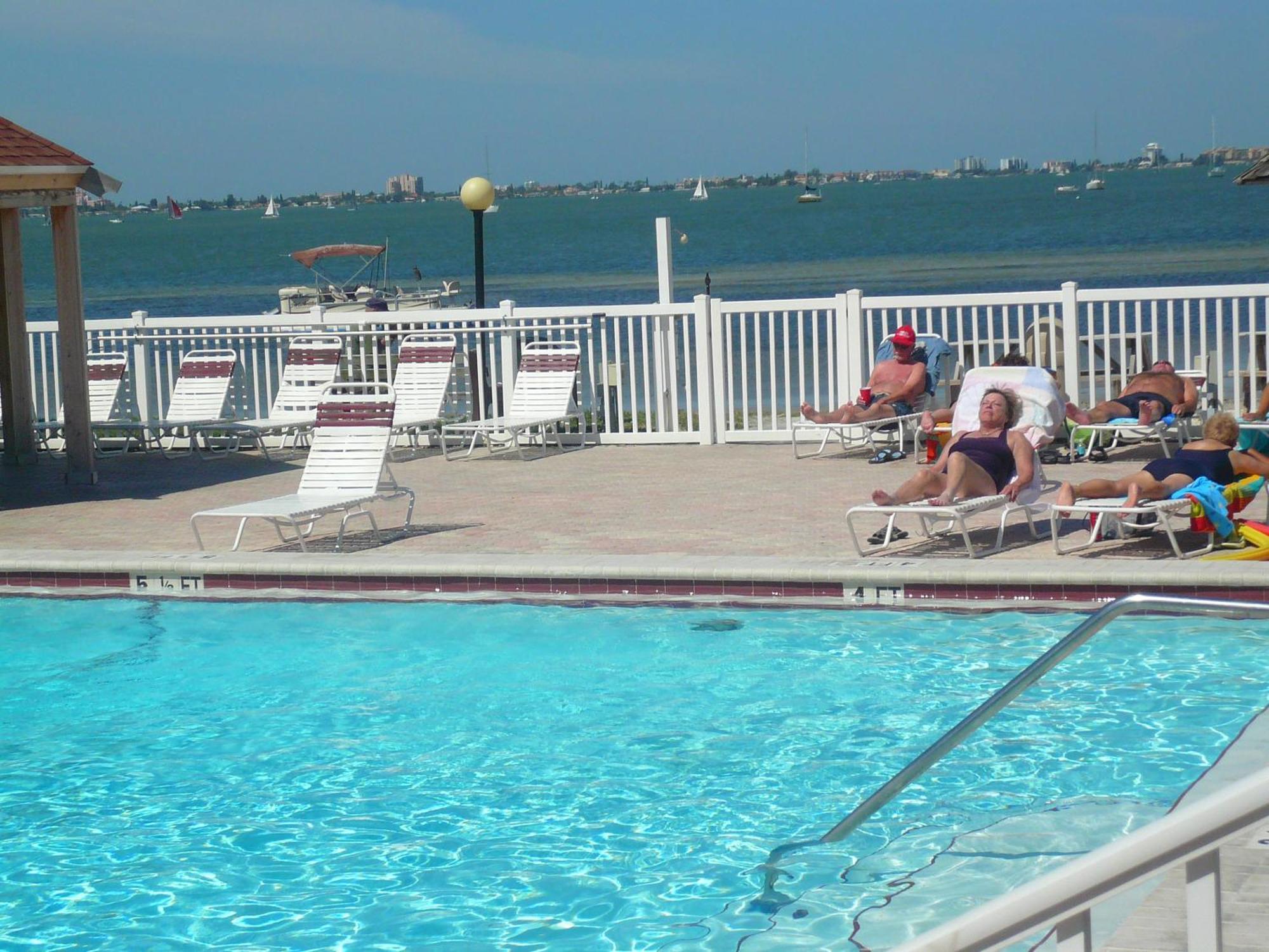 Affordable Two Bedroom Tropical Condo - Private Beach, Pools, Hot Tub Sankt Petersburg Exterior foto