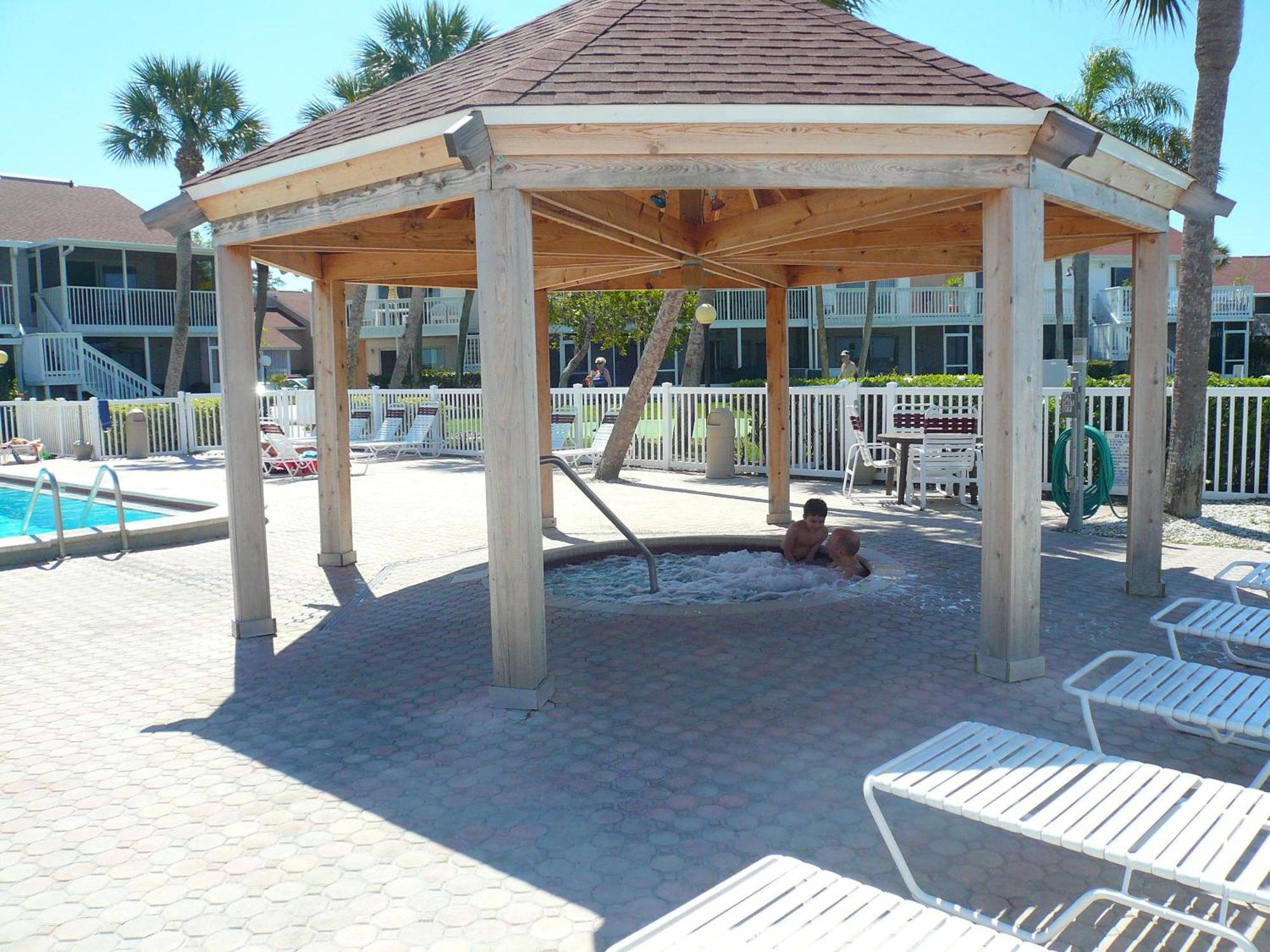 Affordable Two Bedroom Tropical Condo - Private Beach, Pools, Hot Tub Sankt Petersburg Exterior foto