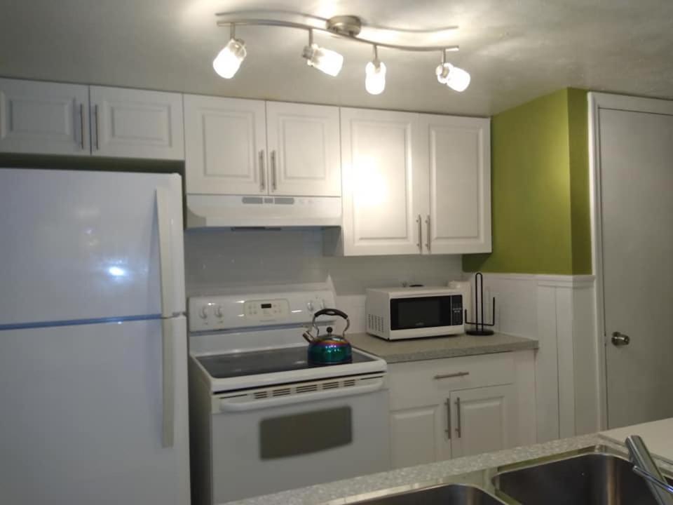 Affordable Two Bedroom Tropical Condo - Private Beach, Pools, Hot Tub Sankt Petersburg Exterior foto