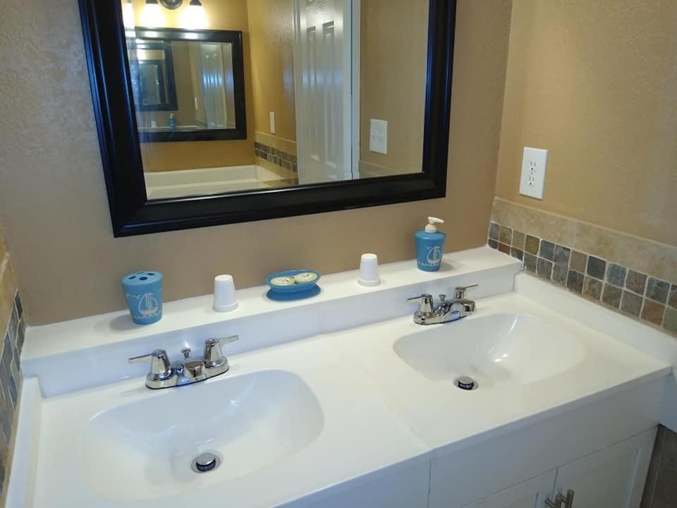 Affordable Two Bedroom Tropical Condo - Private Beach, Pools, Hot Tub Sankt Petersburg Exterior foto