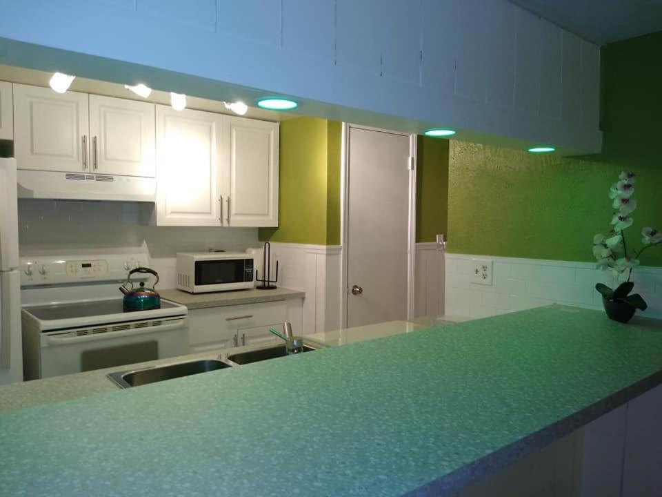 Affordable Two Bedroom Tropical Condo - Private Beach, Pools, Hot Tub Sankt Petersburg Exterior foto